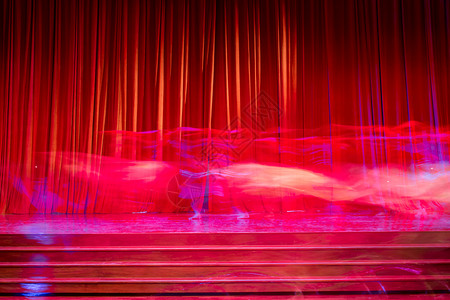 文化生产红窗帘和表演者在剧院舞台上运动的红窗帘木制图片
