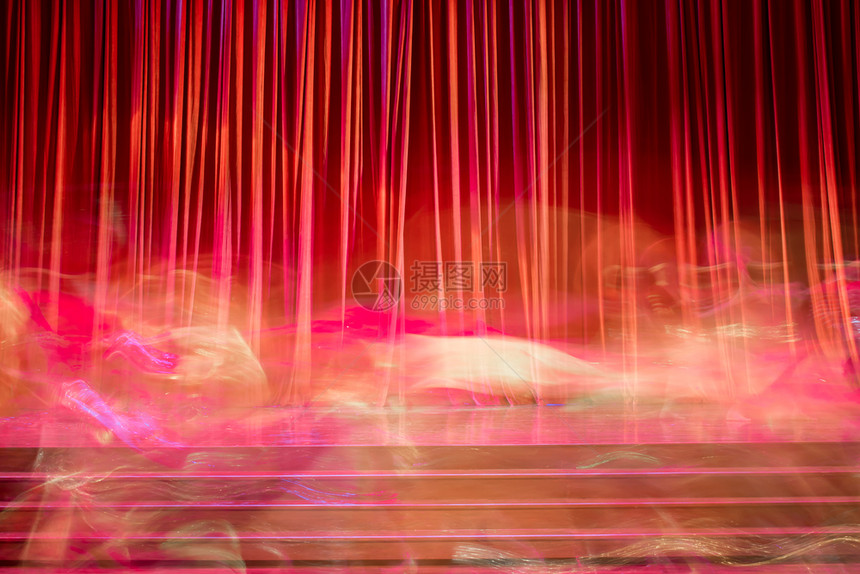 名声值得注意的红窗帘和表演者在剧院舞台上运动的红窗帘入口图片