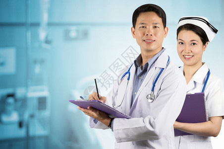 医疗诊所里的医生和护士图片