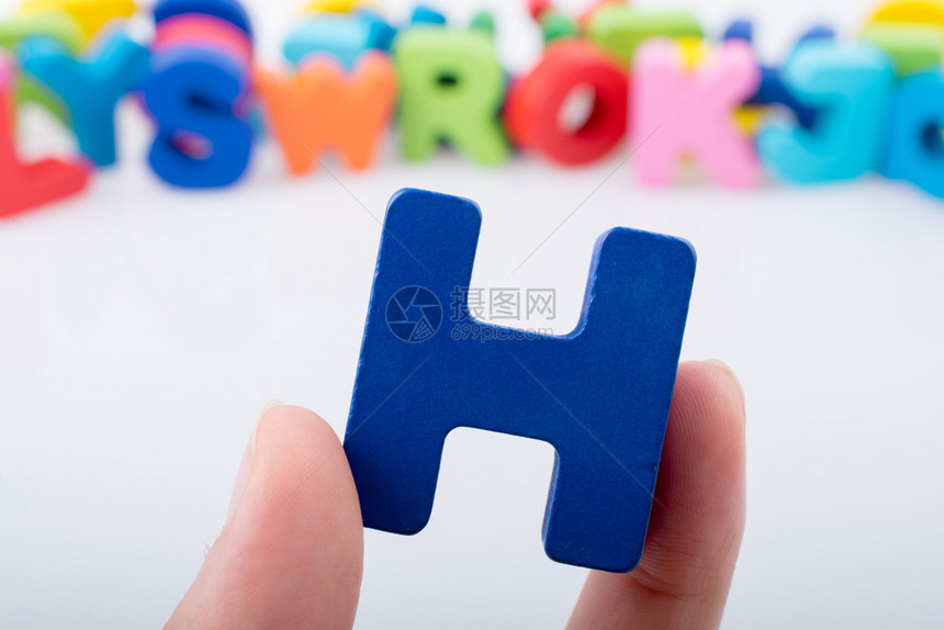 颜色幼儿园玩具用木制成字母H立方体图片