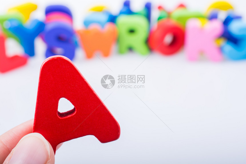 颜色木制的字母立方由木制成玩具图片