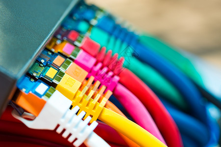 连接到开关的多彩网络电缆红色的超五类绳索高清图片