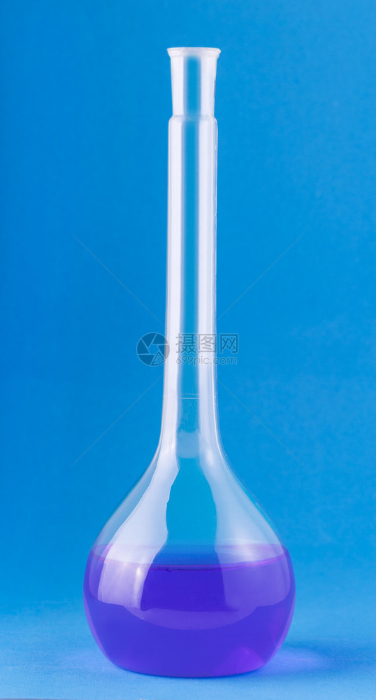 卫生保健物技术学蓝色背景有液体的试验瓶图片