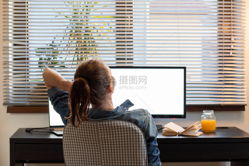 女数字的在黄昏白屏计算机上工作的妇女在复印空间的白色屏幕上工作现代的图片