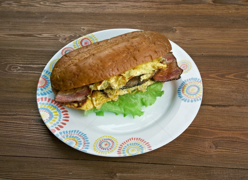 一顿饭丰盛的奥梅莱特三明治美式早餐快厅松饼新鲜的图片