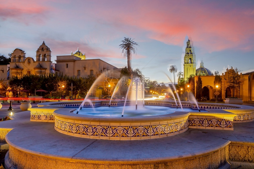 地标棕榈美国加利福尼亚州日落时圣迭戈巴尔博亚公园市中心图片