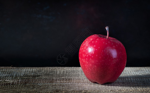 桌面上的苹果图片
