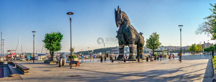 土耳其卡纳莱Canakkale072319土耳其卡纳莱特洛伊木马雕像夏季早晨在土耳其卡纳莱特洛伊木马海滨采取社论图片