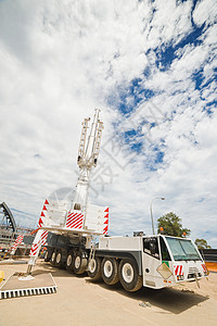 警告从事全球公路重建的特种起机设备特殊吊车安装行业图片