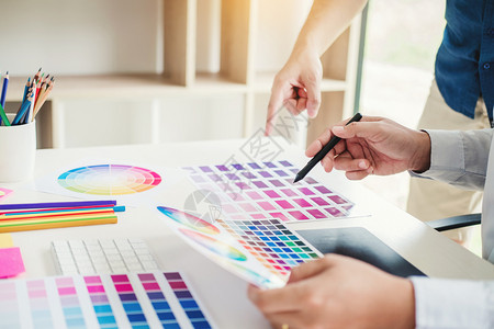 想象有创造力的图形设计师在工作场所使用图形平板颜色专业的高清图片素材