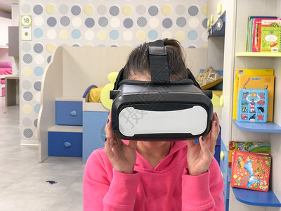 带着VR眼镜的小女孩图片