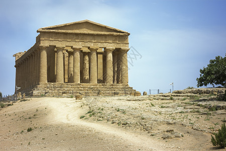 蓝色的结构体在意大利西里一座希腊建筑的图像阿格里真托图片