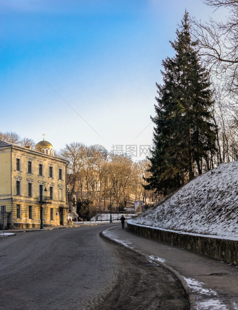 旅游KamianetsPodilskyi乌克兰0172在阳光明媚的冬日早晨在KamianetsPodilskyi老城区街上的历史图片