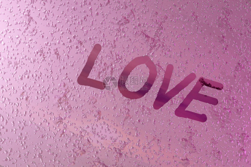 情感水粉色的3D图象写着在玻璃窗上爱的rsquo和粉色彩背景的滴子概念情人节婚礼图片