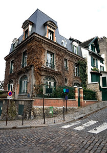 小路法国巴黎Montmartre区一栋老房子的浪费图片