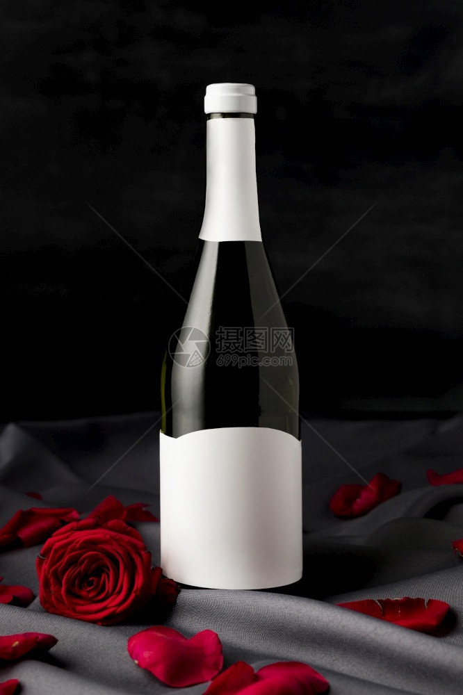 反射生日情人节玫瑰花加香槟酒瓶奢华图片