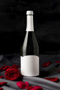 酒瓶与玫瑰花反射生日情人节玫瑰花加香槟酒瓶奢华设计图片