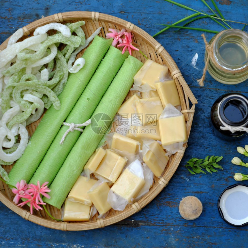 班来自椰子的产品组糖牛奶米纸椰子油深豆酱果或椰子水是越南流行的食物零和蓝底饮料美食黑暗的图片