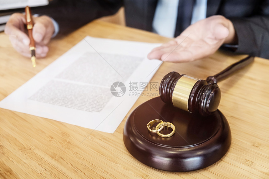 手冲突咨询顾问或司法律师解释有关婚姻离的事宜协议图片