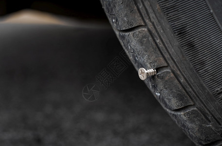 卡住指甲紧关的按键头针金属螺钉被刺穿成轮胎路图片