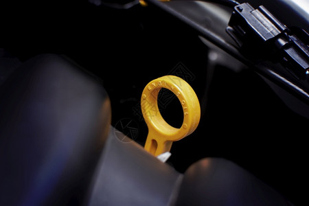 用于检查发动机系统油水平的黄色标准板油级表汽车部件概念用于检查发动机系统油水平的含黄色机械工作修理房间高清图片素材