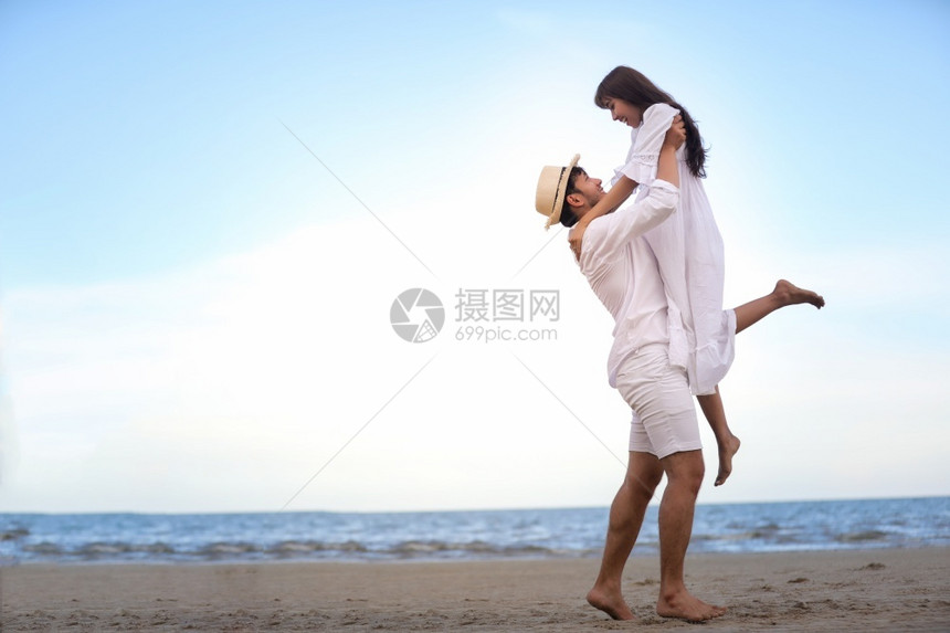海滩上开心亲密的情侣图片