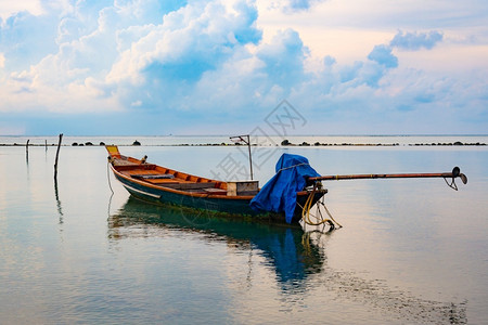 海上渔船日落和木制只的休游日出海滩颜色图片