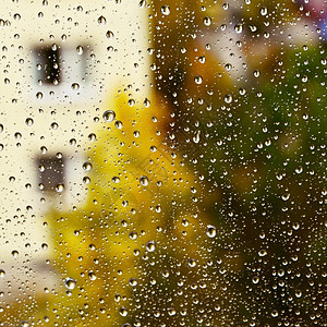 秋天季节背景窗户上有雨滴的季节风抽象的降低城市液体高清图片素材