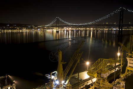 夜间照片来自一座有灯光和反的桥梁河流工厂城市景观发光的蓝色图片