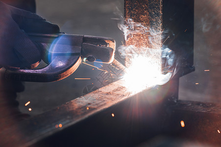 两个金属零件焊接过程特写工业背景人专的修理图片
