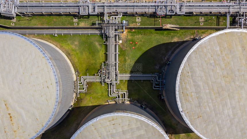 原油环境石化工业储罐气的空中观景情况工程图片
