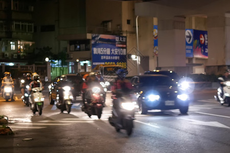 女经过台北2018年月30日晚间通勤车和汽路过面的布卢尔运动小时图片