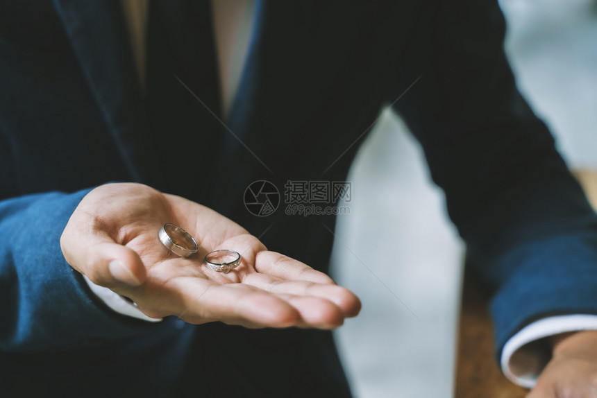 法官用结婚戒指离概念和一对戒法律金的概念图片