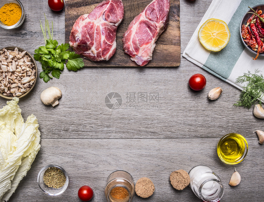 胖的小牛肉扒烹饪猪排的成分配有蔬菜水果香料由木制生锈背景最高视野文字位置框架绘制图片