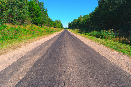 速度先穿过树木灌丛和草地的空高速公路追踪图片