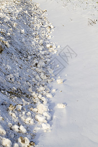卡车活动冬季的沙尘雪恶劣环境条件肮脏的下着雪车图片