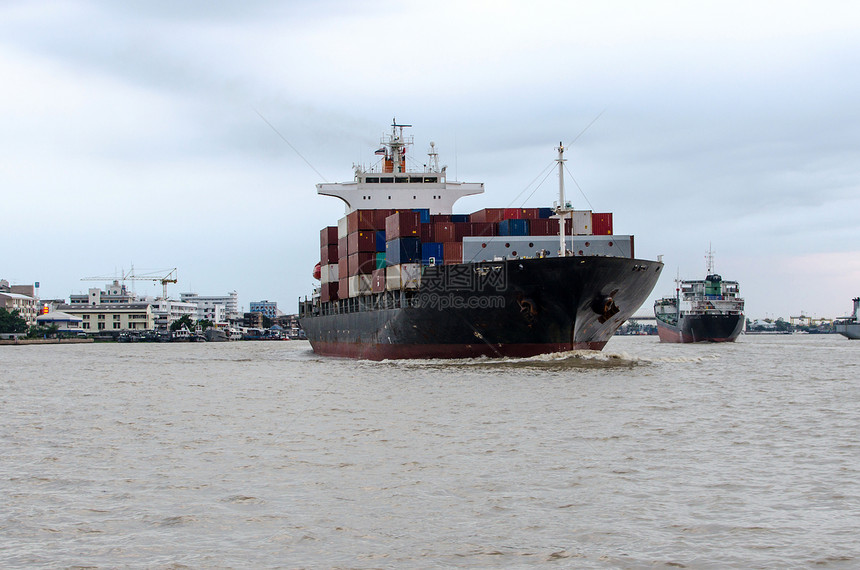 商业货船从泰国主要河流进出口货物蓝色的图片