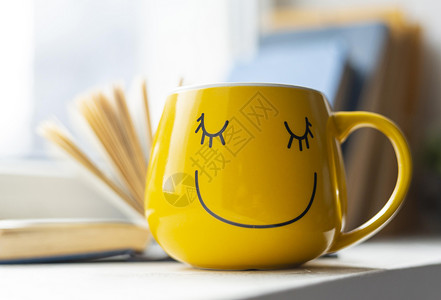 咖啡情人开书笑面黄杯脸背景图片