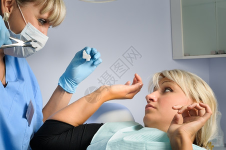 使用钳子给病人拔牙的医生图片