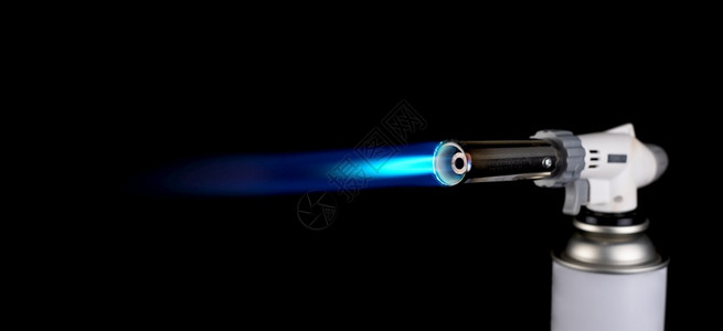 黑色背景的蓝火焰点炉燃烧器煤气喷火炬丁烷白色的金属图片