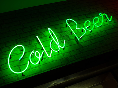 冷啤酒尼恩信签在饮料部商店市场啤酒尼恩信店娱乐夜晚书法图片