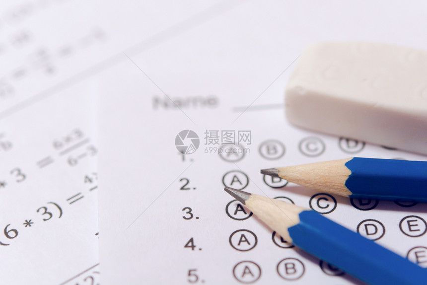 重点学校填回答单或标准测试表上的纸质和橡皮笔有答案的标准化测试表格泡沫了多个选择解答单图片