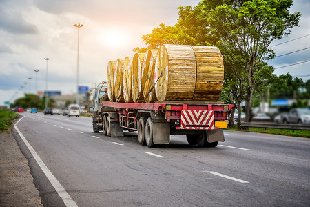 树在公路上行驶的卡车公路运输上的汽车环境拂晓图片