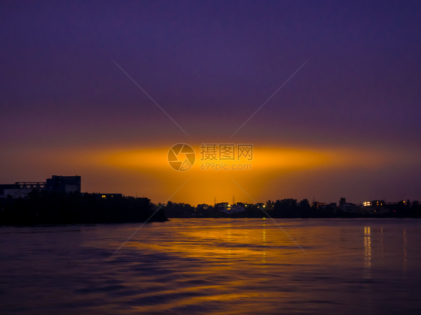 自然池塘旅行黑暗蓝天和黄色城市灯光从夜之河的空上看到城市黄色灯光的反射图片