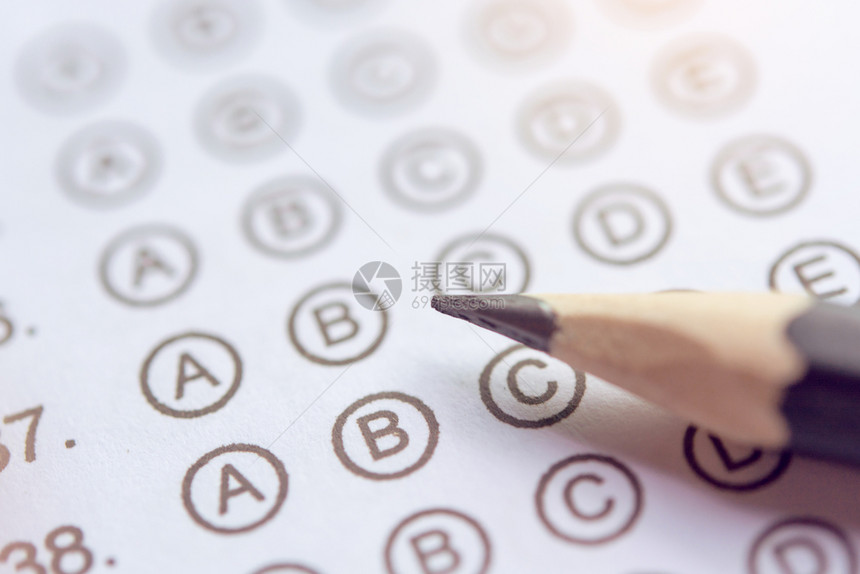 班级白色的答案表或标准测试格上的钢笔有回答泡沫化的多重选择答单点图片