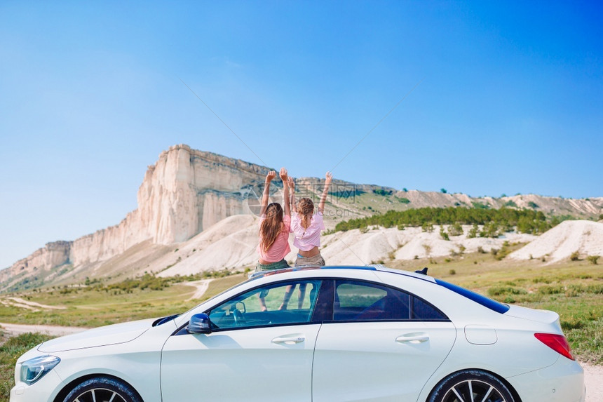 女士闲暇孩在山度暑假乘车旅行的小女孩和子们度假时乘坐汽车旅行的夏季游坐着图片