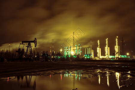 场景钻机石油井和夜间照明工业场地Toned平台图片