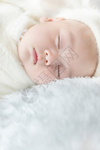 贪吃好睡感觉不错美丽的婴儿新生30天三十大男孩睡在白包装布上感觉很好与白人背景隔绝的放松背景