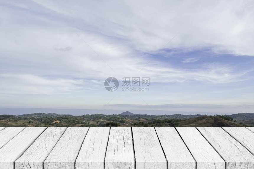 山场地清空白木桌顶上自然的蓝色天空景观桌子图片