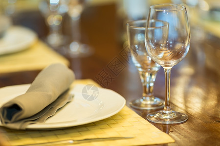 叉用餐内部的晚宴有桌布置的厅图片